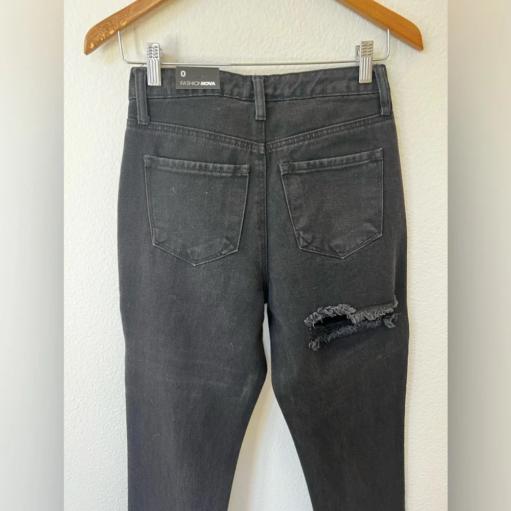 Jaydon Ripped Mom Jeans - Black. Size 0 - Picture 6 of 9